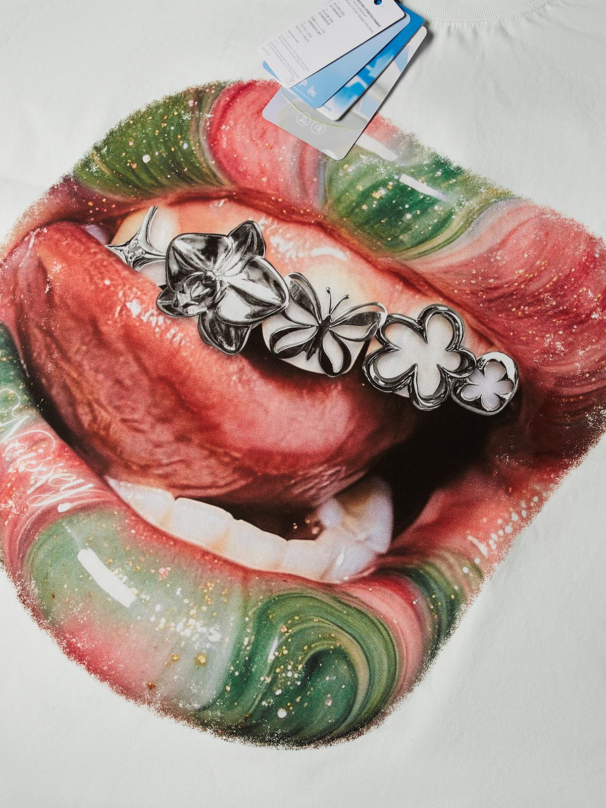 NOISSEY Marbled Lips Clover Metallic Grillz Glitter Print T-Shirt - White